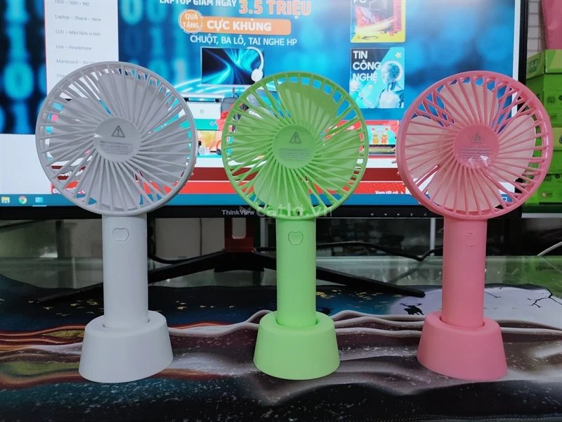 Quạt Mini Tích Điện Cầm Tay Có Đế Để Bàn Siêu Hot Đủ Màu – ảnh 1