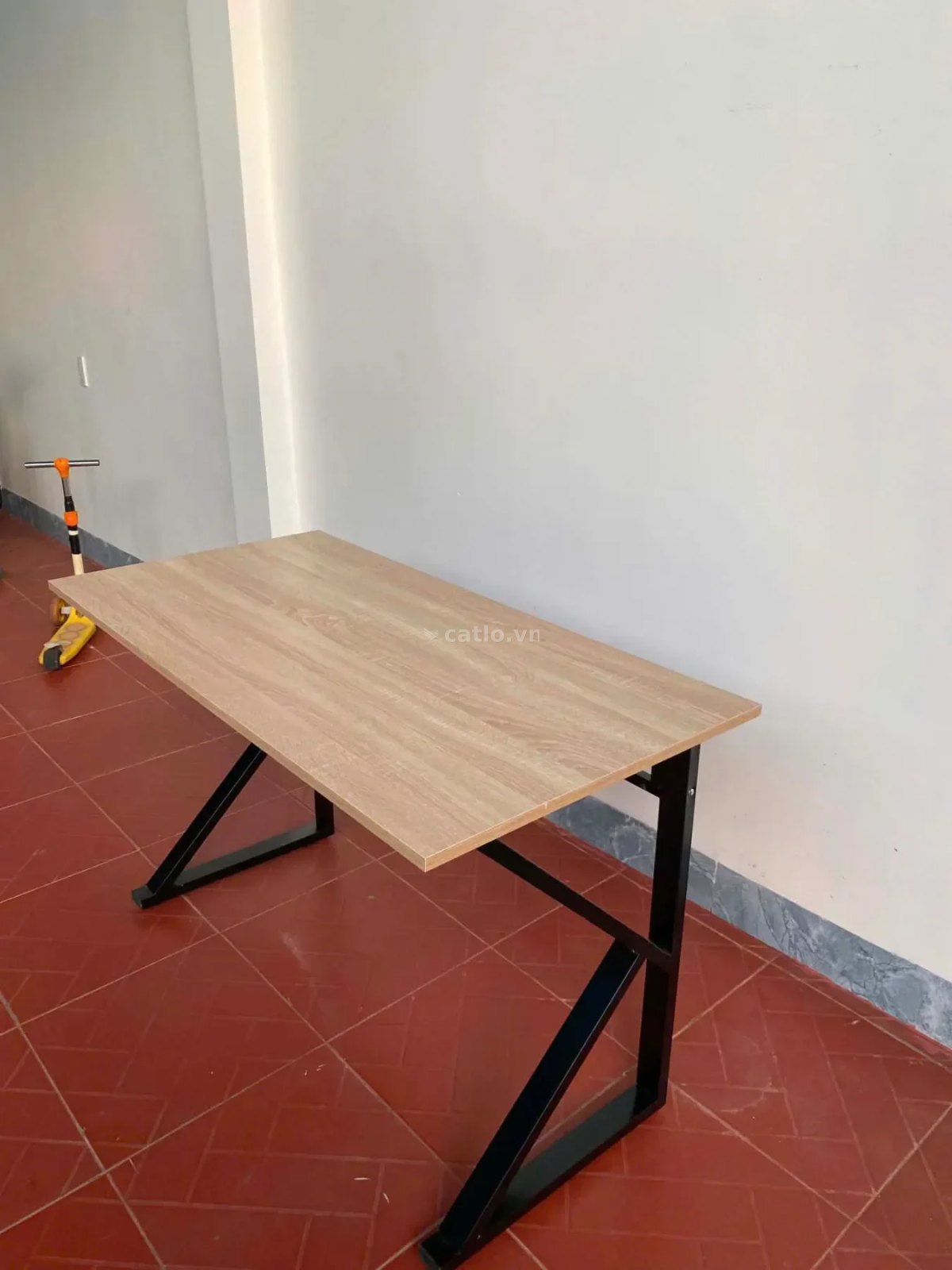 Bàn Gaming Chữ K – Chân Sắt Đen – Mặt Bàn Vàng – ảnh 1